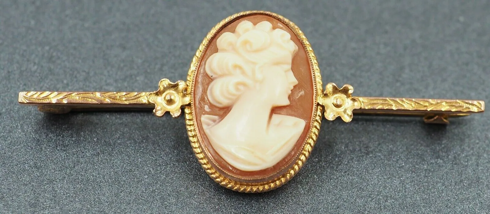 Vintage Shell Cameo 9ct Yellow Gold Bar Brooch