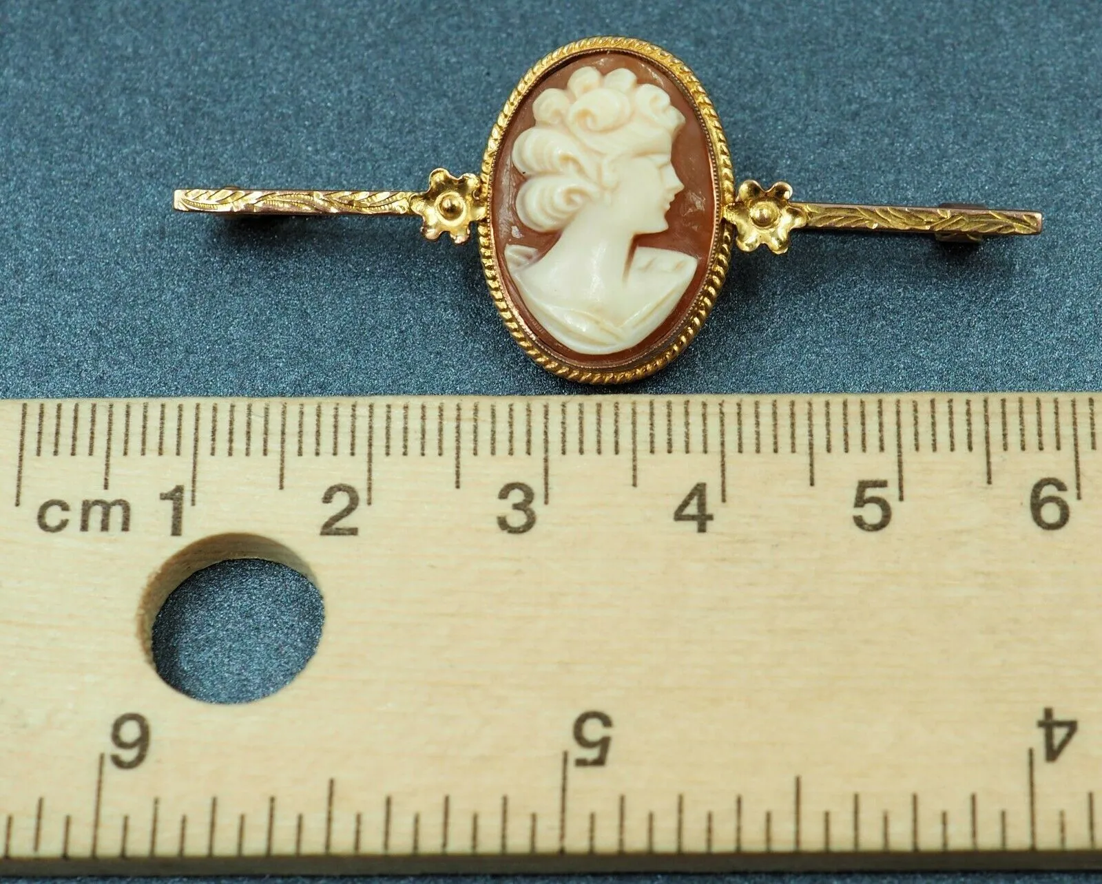 Vintage Shell Cameo 9ct Yellow Gold Bar Brooch